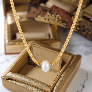 طقم مجوهرات جديد مقاوم للماء مطلي بالذهب عيار 18 قيراط من الفولاذ المقاوم للصدأ مع قلادة لؤلؤ وأقراط وخاتم - Product Image 2