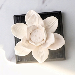 <span class=keywords><strong>Diffuseur</strong></span> d'huiles essentielles en céramique parfumée à la fleur de lotus avec base en bois pour la maison, en porcelaine, pour l'aromathérapie, vente en gros - Product Image 1