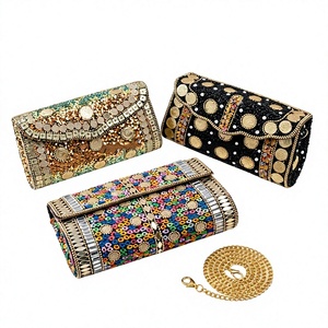 Pochette de soirée faite à la main avec perles et chaîne dorée amovible - Product Image 1