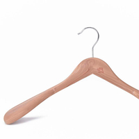 Cintre en bois de cèdre de haute qualité luxe personnalisé pour l'affichage de magasin de tissu