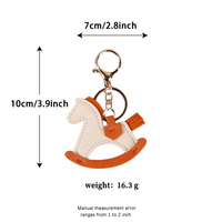 Porte-clés polyvalent en cuir PU multicolore en forme de cheval à bascule avec clip métallique pour tous types de sacs pour femmes