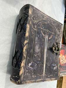 Journal Grimoire en Cuir Vintage Fait Main avec Papier à Bordures Irrégulières Livre des Ombres Journal à Lignes Livre de Sorts Cadeau de Sorcière - Product Image 2