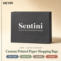 Sac fourre-tout en papier noir mat avec impression de logo blanc personnalisé, sac de shopping horizontal pour boutique de vêtements, cosmétiques de luxe, vente au détail