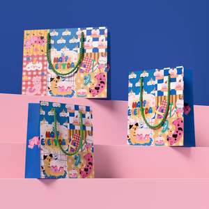 Bolsa de Compra de Ropa de Lujo Personalizada, Diseño Simple, Cartón Recubierto, Estilo Duradero y Clásico con Tarjeta Incluida - Product Image 2