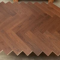 Parquet contrecollé multicouche en chêne blanc à chevrons, grade AB, couleur Old Castle, surface brossée, garantie 25 ans, référence MKNO.5389