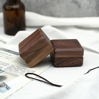 Boîte à alliances en bois de noyer vintage carrée à double compartiment avec logo personnalisé pour demande en mariage, fiançailles et mariage