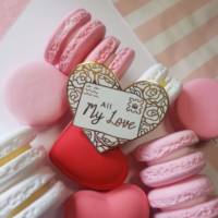 Lettre personnalisée à quatre couleurs motif de fleurs épinglettes en métal épingles en émail dur doux plaqué mode populaire lettre d'amour personnalisée