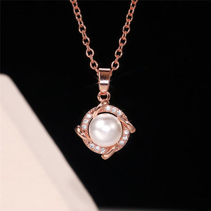 Collana con Ciondolo in Finta Perla Oro Rosa, Catena Romantica con Perle Bianche AAA Rotonde, Gioiello da Donna per Uso Quotidiano in Lega di Zinco con Incastonatura Circolare - Product Image 1