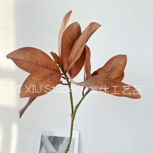 Branche de magnolia artificielle Mishu en soie marron, décoration d'intérieur, accessoires de mariage - Product Image 1