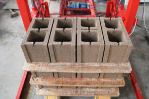 Macchina per la Produzione di Blocchi di Cemento e Mattoni in Calcestruzzo QMJ4-40 Australiana, Piccola, Diesel, Vibrante, per Suolo Cavo, Prezzo Giappone - Product Image 4