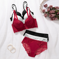 Set Bra Modern Warna Solid dengan Renda, Bra Berkawat Warna Cerah dengan Motif Bunga, Set Pakaian Dalam Wanita yang Nyaman dengan Bantalan dan Pengangkat