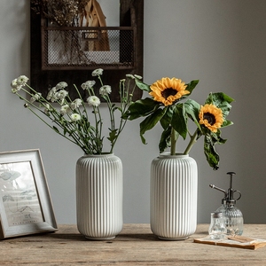 Vase en céramique blanc moderne et élégant, arrangement de fleurs séchées décoratif, vase à fleurs en porcelaine simple pour la décoration de salon - Product Image 4
