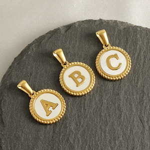 Colgante de Letra con Madreperla |   Colgante Redondo con Inicial del Alfabeto en Acero Inoxidable Chapado en Oro PVD de 18K |   Impermeable e Hipoalergénico - Product Image 1
