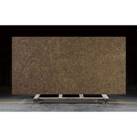 DCT CN7025 Dalle de quartz marron chaleureux tourbillonné en pierre artificielle, idéale pour l'hôtellerie, avec fines veines dorées