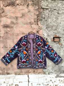 Poncho de Lana Suzani Hecho a Mano con Bordado Vintage y Encaje, Grueso para Invierno, para Boutiques, Diseñadores y Minoristas - Product Image 3