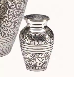 Urna de recuerdo de cremación de latón personalizada de alta calidad Acabado de peltre clásico Diseño grabado Suministro funerario - Product Image 4