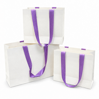 Sacs en carton blanc avec impression de logo pour les marques de vêtements en tricot, les boutiques de vêtements et l'emballage cadeau personnalisé pour la vente au détail