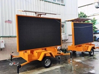 Panneau de signalisation solaire mobile Amber Vms Boards rechargeable Panneau de signalisation à DEL pour remorque Écran d'affichage à DEL