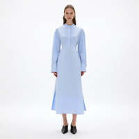 Robe chemise décontractée pour femme, bleu clair, col montant, manches longues, plissée devant, longueur midi avec fentes latérales