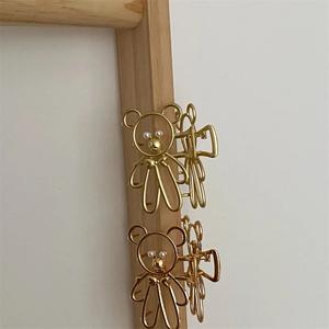 Pince <span class=keywords><strong>d</strong></span>'<span class=keywords><strong>ours</strong></span> tridimensionnelle creuse en alliage Grande pince de requin imitation perle en métal Élégante griffe de cheveux simple - Product Image 5