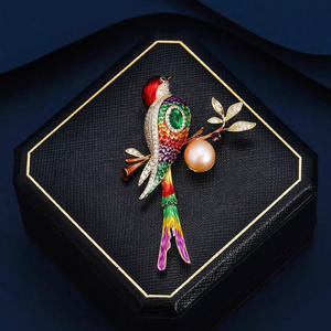 Broche de Lujo de Aleación con Circones y Baño de Oro Rosa, Diseño de Pájaro Magpie Esmaltado, Paleta de Colores Vibrantes para Bodas y Fiestas de Compromiso de Mujer - Product Image 4