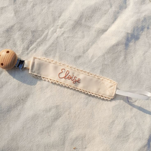 Clip de chupete personalizado Clip de chupete con clip de madera bordado a mano nombre Baby Shower regalo - Product Image 4