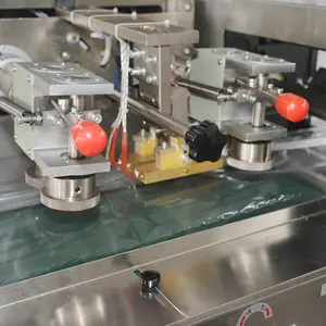 Yüksek kaliteli kabarcık sarma makinesi akış paketleme paketi sarma makinesi için çikolata Granola Bar/sabun/bisküvi/anlık erişte