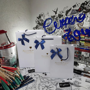 Bolsas de Regalo de Papel Kraft Exquisitas con Logotipo Personalizado y Asas para Empacar Ropa y Zapatos, y para Uso Artesanal, con un Bonito Lazo - Product Image 2