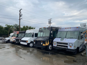 Chariot de nourriture mobile en acier inoxydable remorquable par camion avec 4 étagères pour le café, la crème glacée, les hamburgers, la pizza et les hot-dogs, entreprise de restauration - Product Image 5