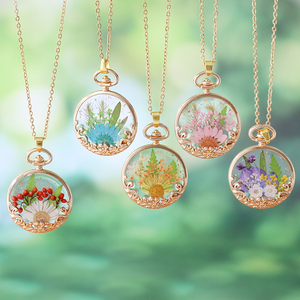 Collana Artigianale con Fiori Veri Essiccati, Ciondolo Rotondo Traforato Vintage Placcato Oro, Gioiello in Resina <span class=keywords><strong>per</strong></span> Uso Quotidiano e Regalo <span class=keywords><strong>per</strong></span> <span class=keywords><strong>Signore</strong></span> - Product Image 1