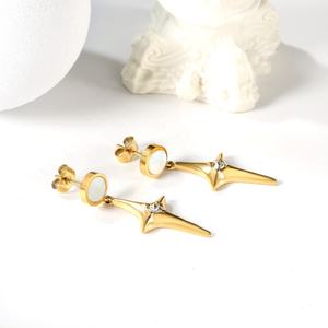 Vente en gros de bijoux en lot mixte, boucles d'oreilles pour femmes, étoile à quatre branches, diamant blanc, acier inoxydable, plaqué or 18 carats - Product Image 4