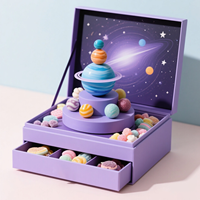 Mini boîtes-cadeaux en carton en forme de valise de 1mm d'épaisseur pour l'impression en relief de chocolat de bonbons de boulangerie pour l'étiquette de chaîne de l'industrie alimentaire