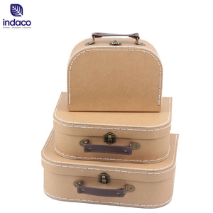 Valise en carton à thème mignon 2026 avec poignée, boîte cadeau rigide, impression offset, design quadricolore - Product Image 4