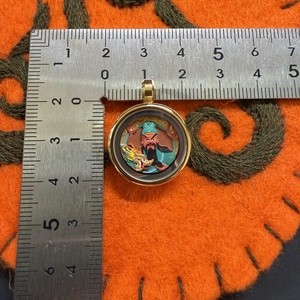 ภาพวาดทังก้าทิเบต 3 มิติ วาดด้วยมือ พร้อมเปลือกไทเทเนียมสตีล เครื่องรางเสริมความมั่งคั่งและความอุดมสมบูรณ์ขนาดเล็ก สำหรับเครื่องประดับและงานฝีมือ DIY - Product Image 6