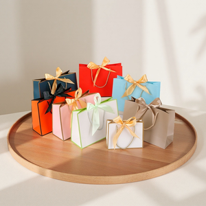 Venta al por mayor negro Tarjeta impresa logotipo bolso embalaje perfume paquetes de regalo entrega puntual cajas de papel personalizadas para regalos de ropa - Product Image 1