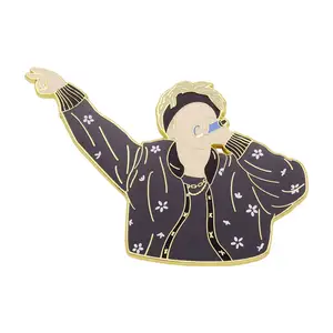 도매 핀 공급 업체 브로치 애니메이션 벌크 로고 사용자 정의 한국 팝 보이 밴드 MIC 옷깃 핀 배지 제조 업체 금속 하드 에나멜 핀