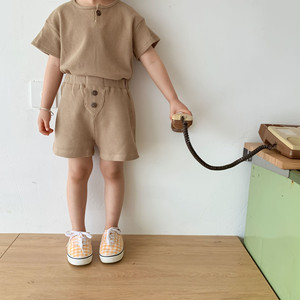 Conjunto de dos piezas para niñas: Camiseta de algodón con cuello redondo y pantalones cortos tipo waffle con botones, estilo coreano. - Product Image 4