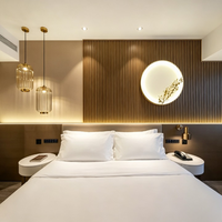 Ensemble de meubles modernes modulaires pour chambre double d'hôtel avec tête de lit en placage de bois, meuble TV, table d'appoint et chaise pour chambre à coucher ou appartement