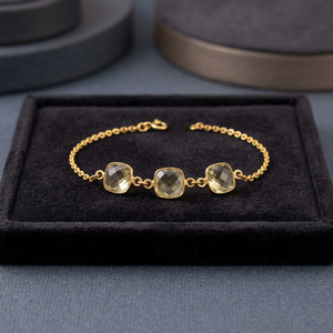 Pulsera Infantil de Latón Chapado en Oro con Cadena Triple y Piedras Rosas Naturales, Diseño Étnico para Ocasiones Hindúes - Product Image 2