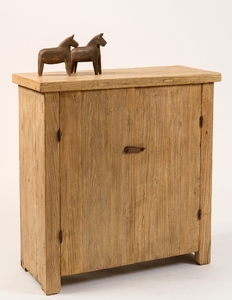 <span class=keywords><strong>Armoire</strong></span> à 2 portes d'inspiration vintage faite à la main à partir de planches de pin vieilli, <span class=keywords><strong>idéale</strong></span> pour le rangement quotidien avec une touche de nostalgie - Product Image 1