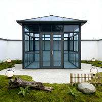 Véranda moderne en aluminium et verre avec toit incliné polygonal, double vitrage trempé, taille personnalisable pour usage résidentiel et hôtelier