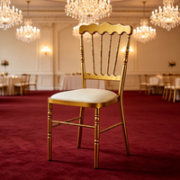 Chaise de mariage Chiavari transparente de luxe en kit, blanche/dorée, en métal et résine, pour hôtels, salles de banquet et événements.