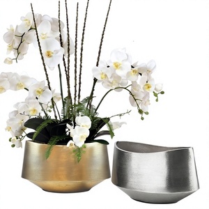 Ensemble de vases décoratifs en laiton avec arrangement d'orchidées blanches, pot en métal fait main pour la décoration de la maison - Product Image 1