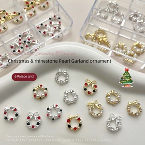 Set de Accesorios para Uñas con Diseño de Corona Navideña de 6 Rejillas, Superventas y Novedoso, Decoración de Uñas DIY con Diamantes de Aleación 3D y Perlas - Product Image 2