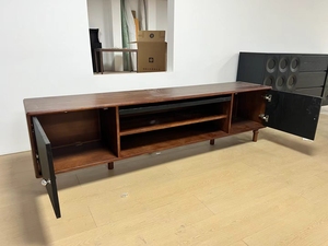 Mueble de TV de Gran Capacidad para Sala de Estar, Soporte de TV de Madera Sólida, Centro de Entretenimiento Retro de Mediados de Siglo, Gabinete con Puertas de Panel Elevado - Product Image 4