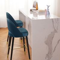 Tabouret de bar moderne avec structure en métal et assise en bois massif, confortable pour la maison, le bar et l'hôtel
