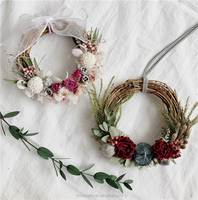 Lot de matériaux DIY écologiques en gros : petites guirlandes de fleurs séchées, vigne, couronnes de Noël avec couleur personnalisable