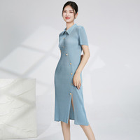 Robe plissée Miyake pour femme, décontractée, longueur genou, col polo, boutonnage asymétrique, coupe amincissante H-line, fente latérale, style minimaliste, idéale pour le bureau