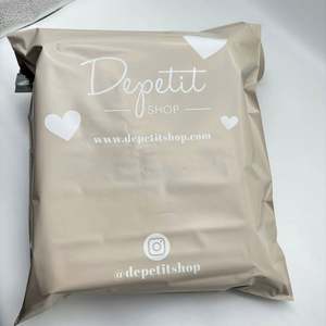 Sac d'expédition en polymailleur beige nude pêche, imperméable, imprimé avec un logo personnalisé, pour vêtements - Product Image 3