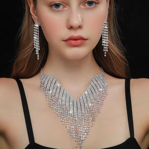 Ensemble collier et boucles d'oreilles en cristal avec strass (2 pièces) Ensemble de bijoux à franges pour mariage de mariée - Product Image 3
